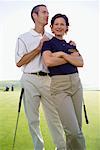 Porträt eines Paares auf Golfplatz