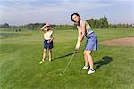 Zwei Frauen spielen Golf