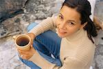 Frau sitzen auf Ereignisprotokoll mit Kaffee