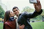 Couple en prenant la photo à Central Park, New York City, New York, États-Unis