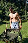 Homme faire Yardwork