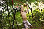 Homme sur le terrain de basket extérieur