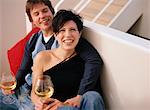 Couple sur le canapé avec du vin