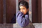 Junge Behind verjährt Tür, Humauaca, Provinz Jujuy, Argentinien