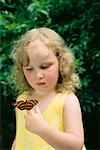 Butterfly Holding jeune fille sur le doigt