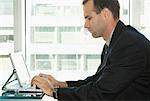 Homme d'affaires tapant sur Tablet PC