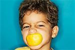 Garçon mangeant citron