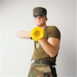 Soldat mit Blume in Gun