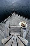 Panama-Hut und Adirondack Stuhl auf Dock