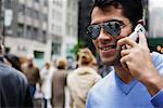 Homme à l'aide du téléphone cellulaire à l'extérieur, New York, New York, USA