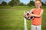 Porträt des Mädchens mit Fußball