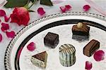 Chocolats et pétales de Rose sur le plateau argenté