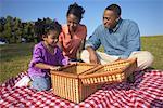 Père, mère et fille à l'extérieur