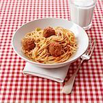 Spaghetti und Fleischbällchen mit Glas Milch