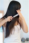 Femme se brosser les cheveux