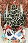 Jumeaux nouveau-nés dans des berceaux à Noël