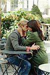 Jeune Couple s'embrassant, Bryant Park, New York City, New York, États-Unis