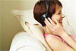 Femme à l'écoute de MP3 Player