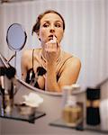 Femme application de maquillage en miroir