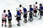 Équipes de hockey secouant les mains