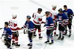 Équipes de hockey secouant les mains