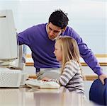 Lehrer helfen Schüler auf Computer