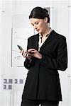 Femme d'affaires téléphone cellulaire