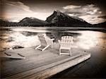 Chaises sur le quai, Mount Rundle, lacs Vermilion, Parc National Banff, Alberta, Canada