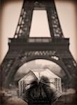 Personne avec le parapluie en regardant la tour Eiffel, Paris, France