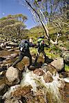 Fluss überqueren, Kosciuszko-Nationalpark, New-South.Wales, Australien