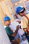 Travailleurs de la construction en regardant Blueprints