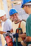 Männer arbeiten bei der Baustelle