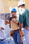 Hommes travaillant au chantier de construction