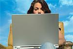 Frau mit Laptop-Computer