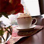 Cappuccino auf Tisch