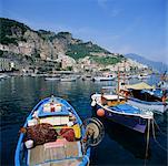 Bateaux de pêche dans le port de Salerne, Amalfi, Italie