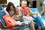 Famille en attente dans l'espace d'attente de l'aéroport