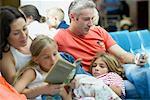 Famille en attente dans l'espace d'attente de l'aéroport