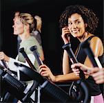 Menschen, die im Fitness-Studio trainieren