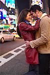 Couple s'enlaçant à Times Square, New York City, New York, États-Unis