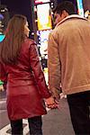 Couple à Times Square, New York City, New York, États-Unis