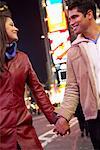 Couple à Times Square, New York City, New York, États-Unis