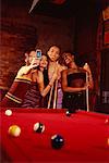 Femmes jouant au billard, prise de photo avec le téléphone appareil photo