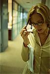 Femme d'affaires à l'aide du casque téléphonique