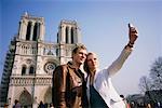 Couple en prenant la photo d'eux-mêmes en Paris, France