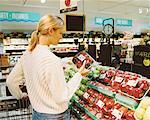 Femme en épicerie