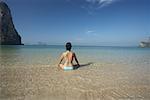 Frau meditieren im Wasser, Railay Beach, Krabi, Thailand