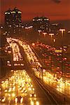 Busy Highway à la tombée de la nuit, l'autoroute 401, Toronto, Canada