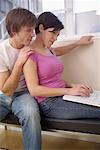 Homme et femme avec ordinateur portable