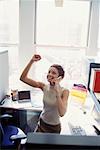 Femme au bureau avec téléphone cellulaire acclamations